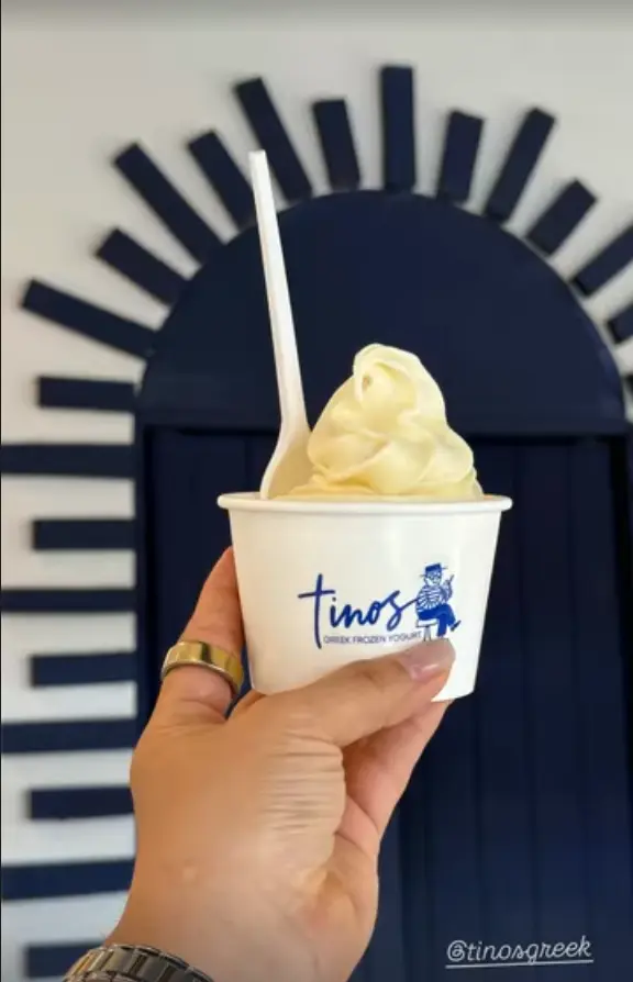 Bowl o vaso de yogurt griego servido en Tinos Greek Managua